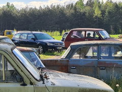 Erinevad sõidukid varuosadeks.